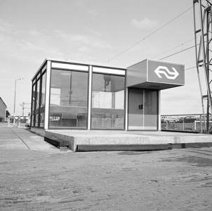 150442 Gezicht op het plaatskaartenkantoor van het N.S.-station Hoek van Holland Strand te Hoek van Holland.